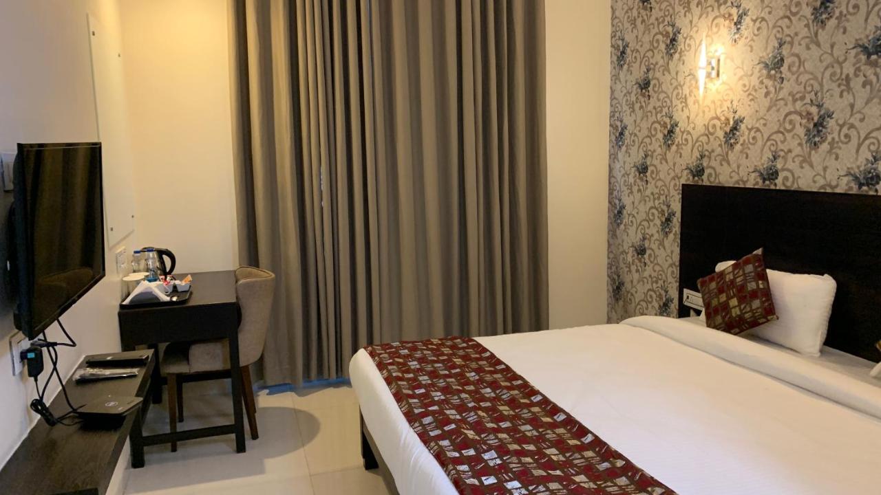 Hotel Singh`s By WB Inn, Vashi, Navi Mumbai Bagian luar foto