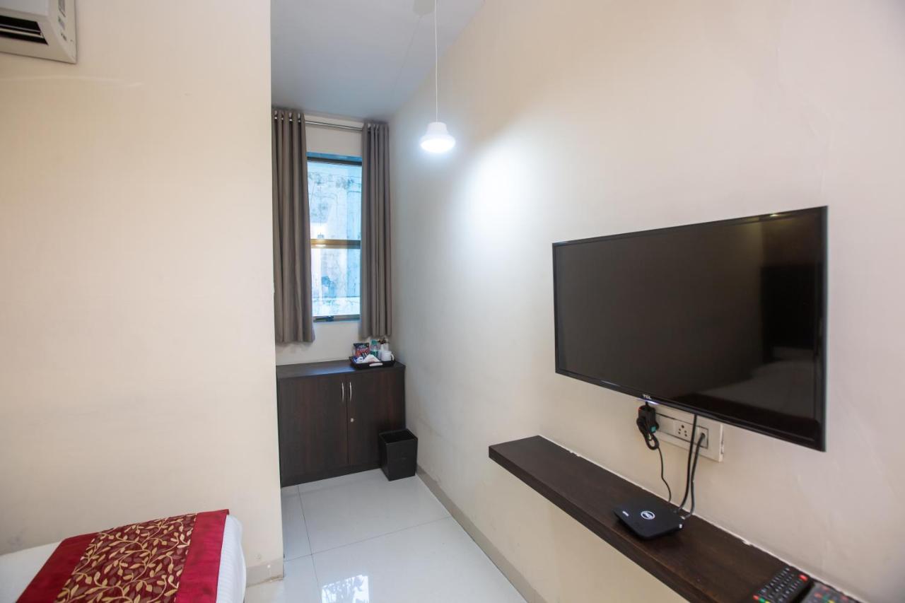 Hotel Singh`s By WB Inn, Vashi, Navi Mumbai Bagian luar foto