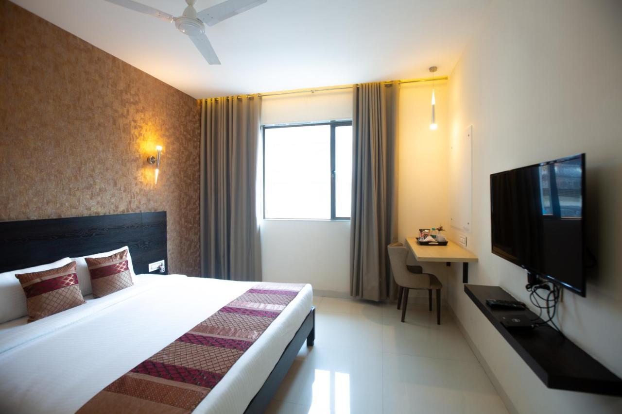 Hotel Singh`s By WB Inn, Vashi, Navi Mumbai Bagian luar foto