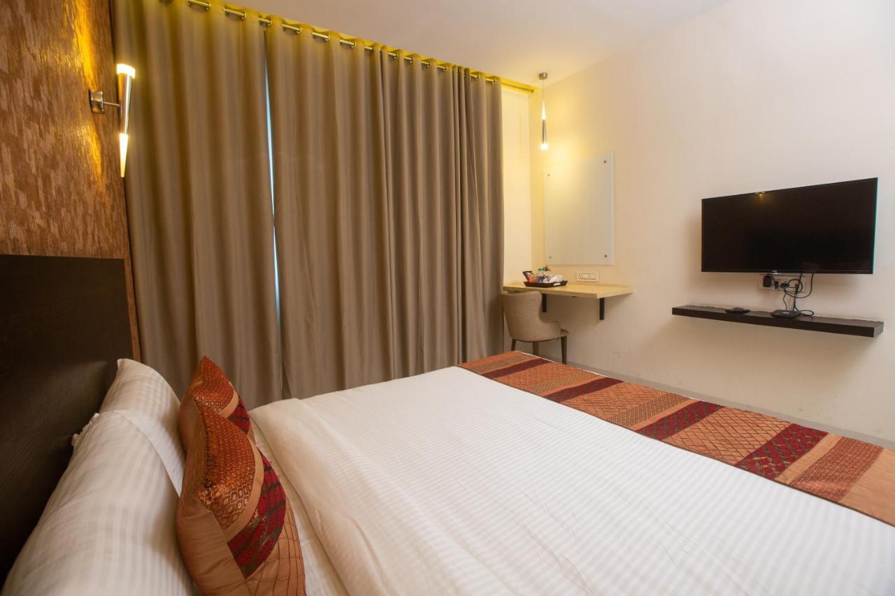 Hotel Singh`s By WB Inn, Vashi, Navi Mumbai Bagian luar foto