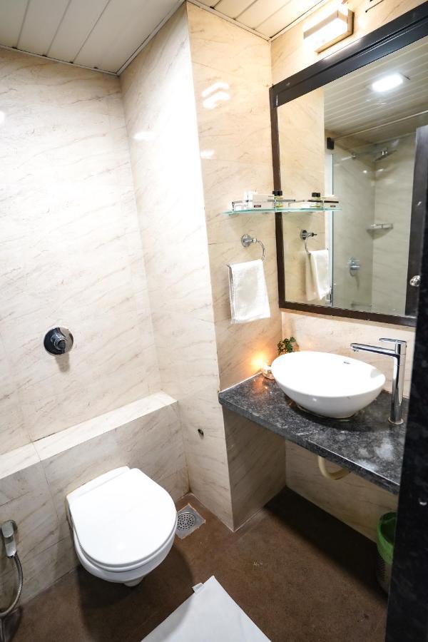 Hotel Singh`s By WB Inn, Vashi, Navi Mumbai Bagian luar foto